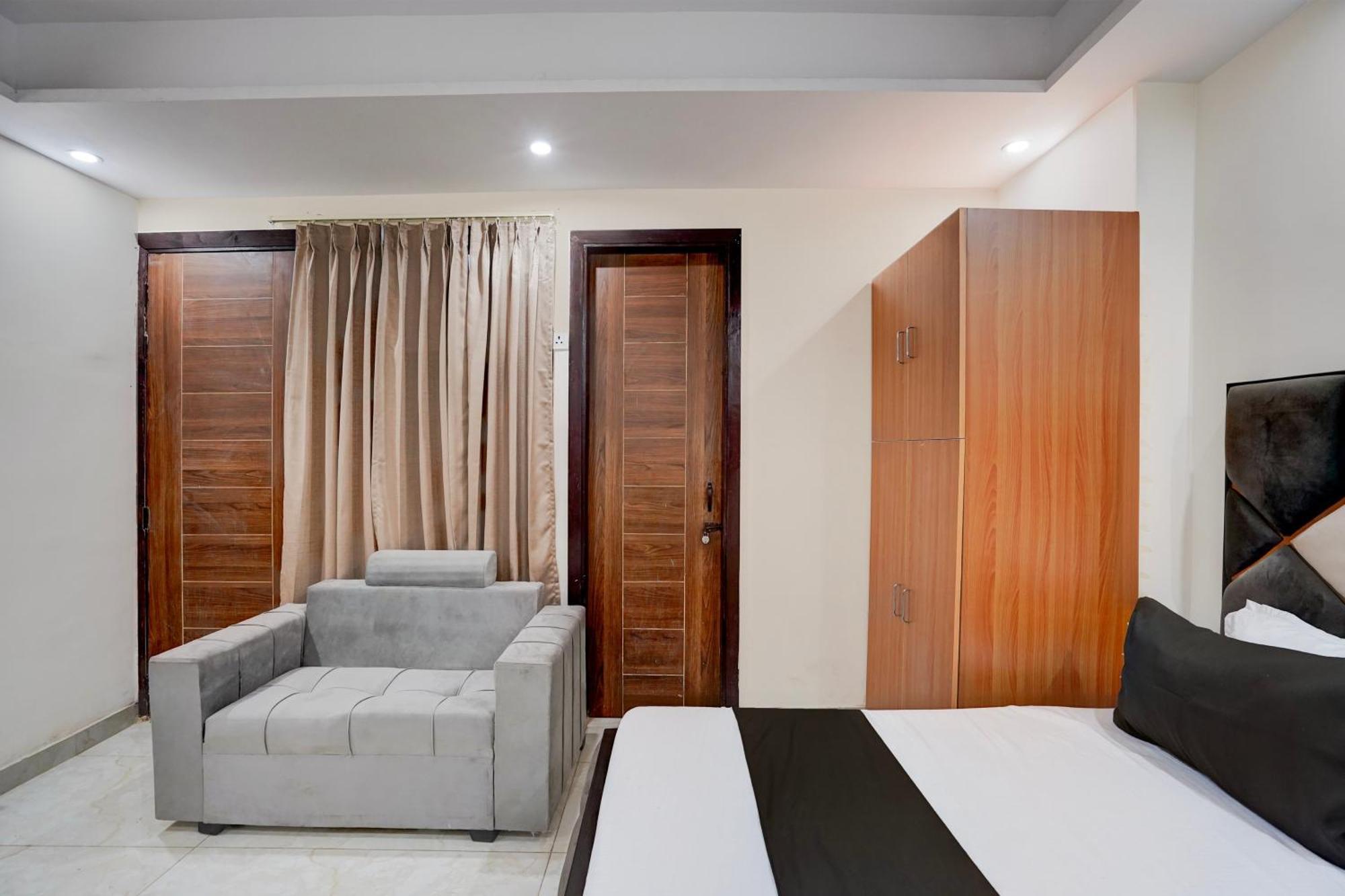 Hotel O R.N Residency Hotel Ghaziabad Esterno foto