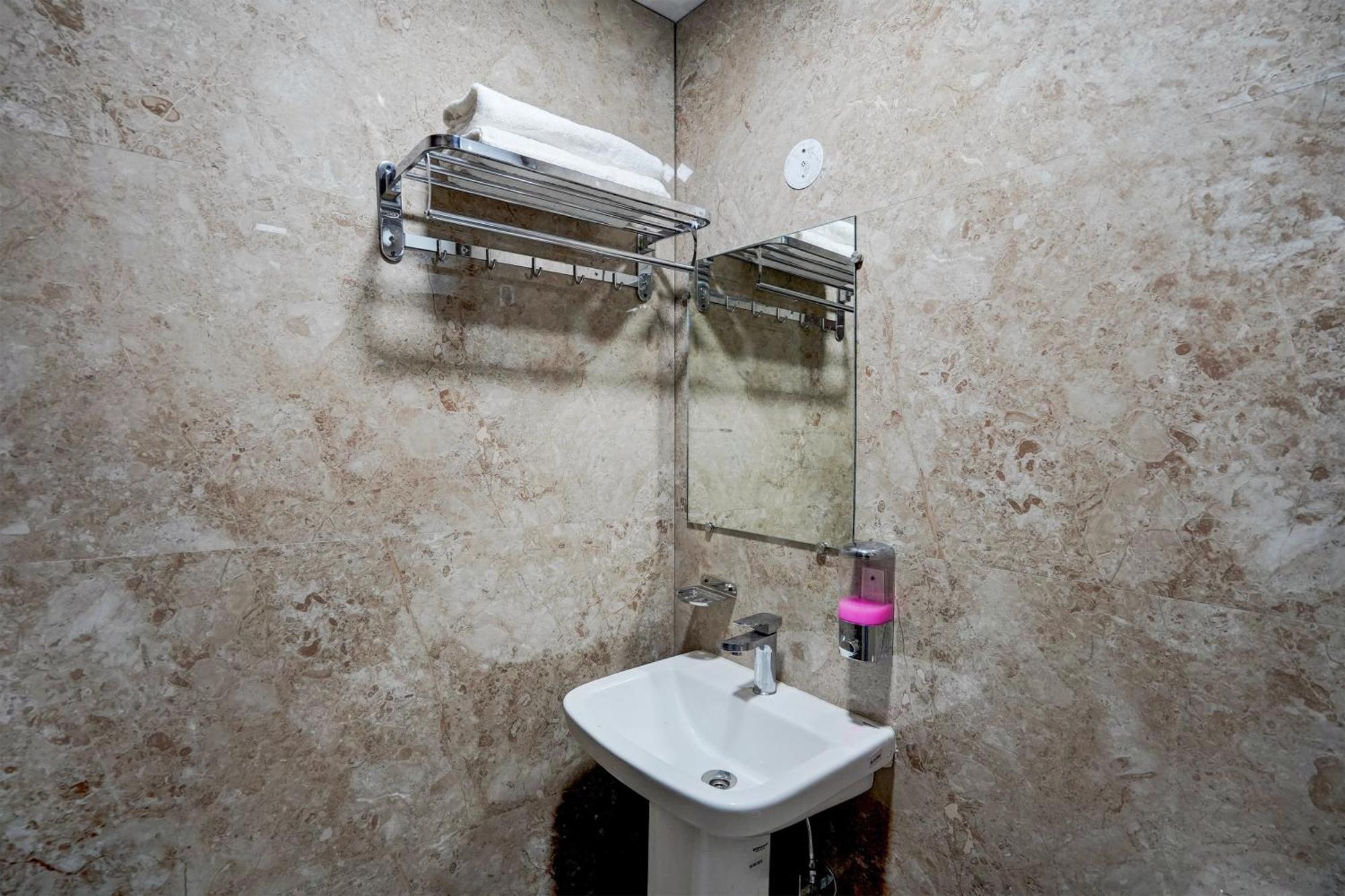 Hotel O R.N Residency Hotel Ghaziabad Esterno foto